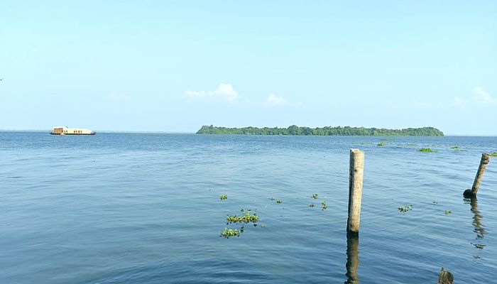 Pathiramanal Lake Island